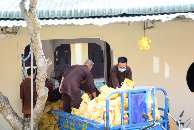 Continuing to support people in need in the Covid-19 pandemic of Hoang Phap Pagoda (series 2)